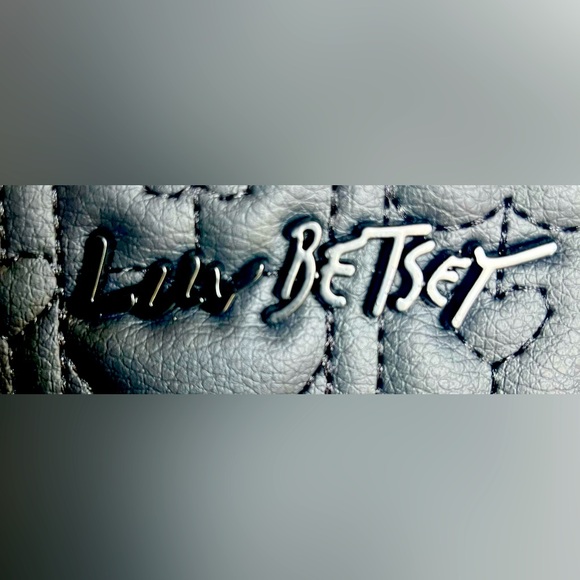 NWT! BETSEY JOHNSON CROSSBODY BAG WITH 2 COMPARMENTS & AIRPOD CASE! - Picture 3 of 5